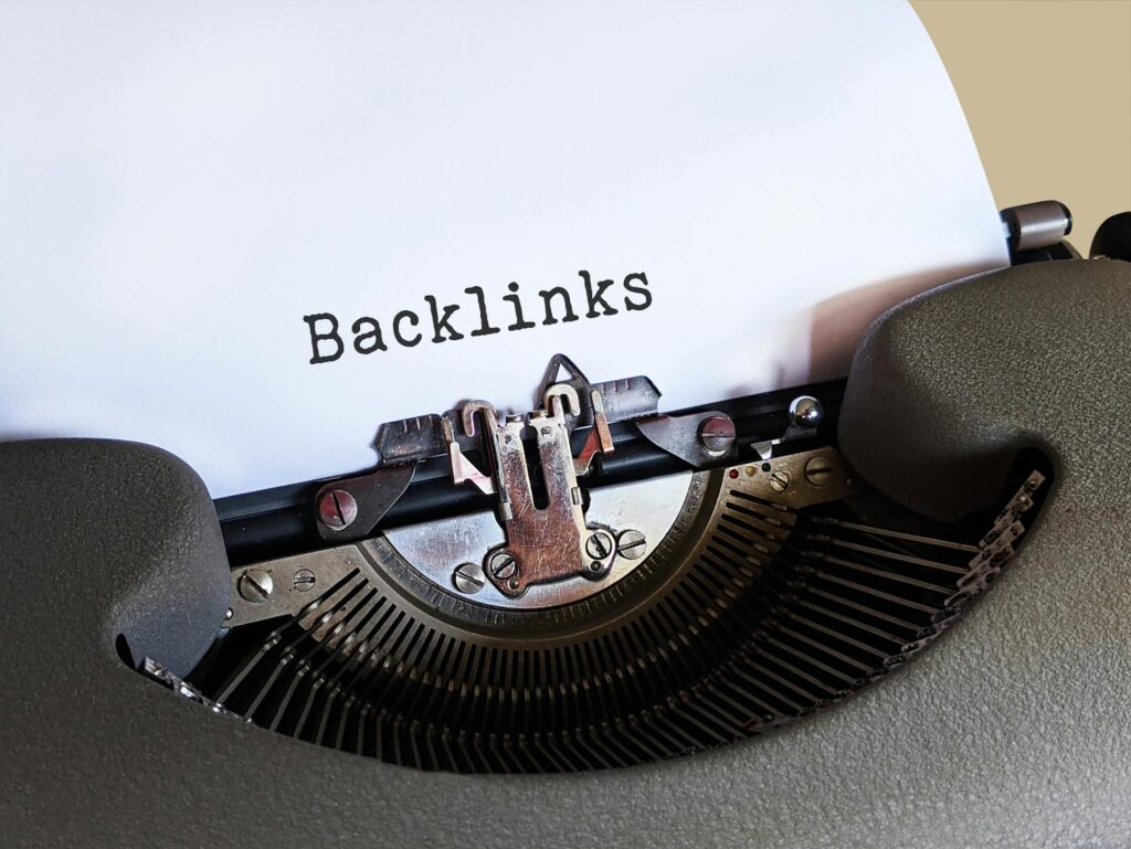 Type writer with the word backlinks spelled out
