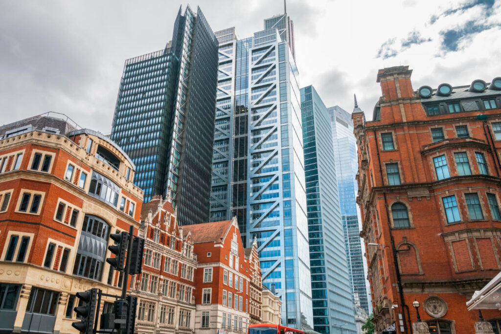 Vue du quartier financier de Londres avec ses gratte-ciel et ses bâtiments anciens, Royaume-Uni