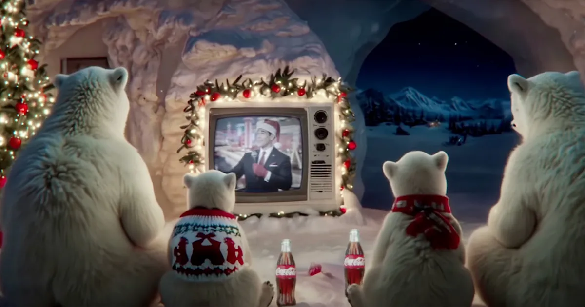 Cena do anúncio de Natal da Coca-Cola gerado por inteligência artificial, mostrando ursos polares assistindo à televisão.